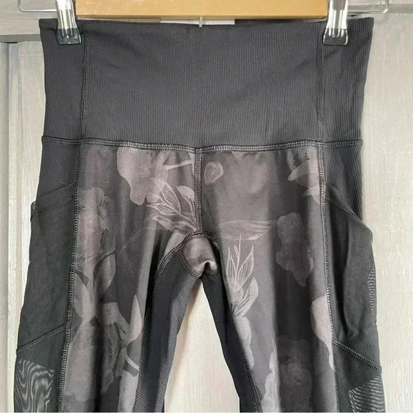 Lululemon Seek the Heat Crop Black Inky Floral Mesh Size 4 - Picture 5 of 10